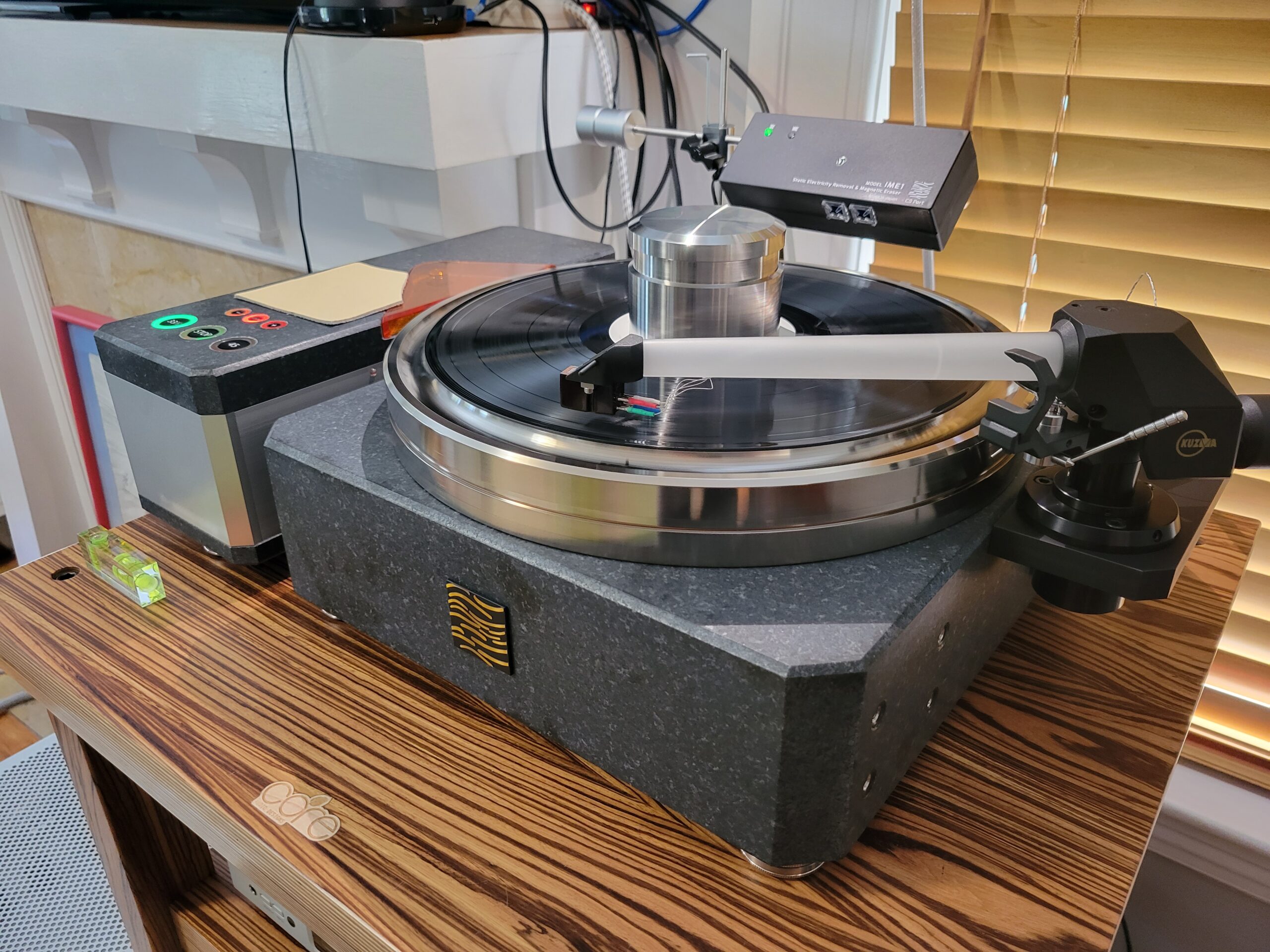 SOS completed this past weekend the installation of another stunning CS Port TAT1M2 table with Kuzma Safir tonearm…..beautiful sound heard :-)